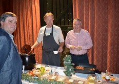 In het midden: Frank Labeij van Labeij Foodproducts. Hij liet proeven van vissoep bouillabaisse.