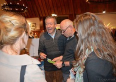 Jan Diek van Mansvelt liep de zaal rond om te vertellen over de Humus Box. Dit is een educatieve box voor kinderen, waarmee ze leren over ecologisch tuinieren, koken en de bodem.