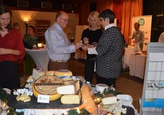 Marja Bastiaansen (rechts) van Bastiaansen Bio Kaas laat proeven van de Authentique Bleu-kazen.