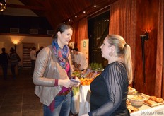 Roosmarijn Saat van Gimsel in Rotterdam in gesprek met Rymke Keijzer van Kroon Biologische Verswaren.
