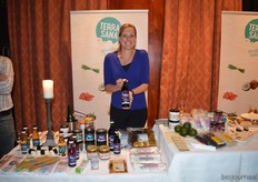 Belinda Barnhard van TerraSana toont de Tamari sojasaus van het eigen merk.