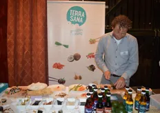 Herco Schoemaker maakt verse sushi klaar, uiteraard gemaakt met de producten van TerraSana.