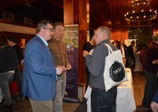 Links Peter van der Schoot, Business Unit Manager van Kroon Biologische Verswaren, met winkelier Casper Kromkamp (rechts).