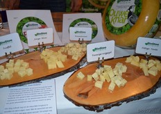 "Ard: "Onze kazen zijn sinds kort verkrijgbaar via Kroon. De bijzondere namen, zoals de Pittige Tante en de Eeuwige vrijgezel, zorgen regelmatig voor een lach op de gezichten." De Eeuwige vrijgezel is zeer toepasselijk, aangezien dit om de basilicum-knoflooksmaak gaat. De Rauwdouwer is op smaak gemaakt met moestuinkruiden. "Deze variant loopt het hardst van onze kruidenkazen."