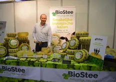 Ard van Gaalen van BioStee dit keer niet als bezoeker en bio-akkerbouwer aanwezig op de Bio-beurs, maar als exposant en biologische kaasproducent. Er kan veel gebeuren in een jaar.