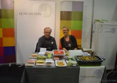 "La vie est belle, de Belgische producent van biologische vegetarische burgers en spreads, stond ook weer op de Bio-beurs. Op de foto Jan-Bart van In en Mirelle Wagenaar. "We willen graag Nederland kennis laten maken met onze producten", aldus Jan-Bart."