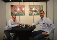 Gerben van Veldhuizen en Cor Salentijn van Brons Voorthuizen, leverancier van biologische voeders. Cor heeft ruim twintig jaar ervaring, toen heeft hij voor het eerst een legpluimveehouder geholpen in de ombouw van gangbaar naar biologisch.