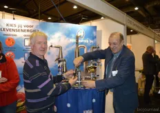 Cor Zandvoort en Henk Pannekoek laten bezoekers proeven van gevitaliseerd water van Aqua Aurora.