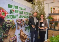 Wessanen Benelux introduceerde op de Bio-beurs de vernieuwde Tartex. De gehele lijn vegetarische paté is vernieuwd. Alle recepturen zijn aangepast, de verpakking is vernieuwd en er zijn twee nieuwe smaken: Rozemarijn en Bieslook. De nieuwe Tartex-producten zullen vanaf week 13 uitgeleverd. Links Jeroen Mustert, general manager bij Wessanen Benelux, en rechts Suzanne Nijenhuis.