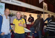 Pieter Boons (gele polo) van Eko-Holland met biologische akkerbouwer Annewillem Maris (links).