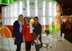Anneloes Zwart en Ana Pelgröm op bezoek bij Konstantina Giannoutsou-Bouman (midden) in de stand van EU Safe. Anneloes opent zeer binnenkort een nieuwe natuurvoedingswinkel in Hilversum.