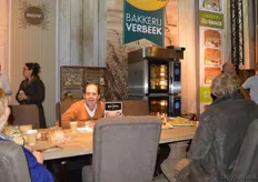 Robert Lok van Bakkerij Verbeek. Zij presenteerden hun Biosnack.