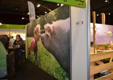 Een opvallende verschijning in de stand van De Groene Weg: de grote foto van biologische varkensboerin Nieske Neimeijer.