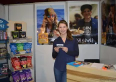 "Lynn Wende stond met diverse merken van Organico Realfoods Ltd op de beurs. De meeste producten zijn al bij Nederlandse groothandels verkrijgbaar. Lynn toont het nieuwste product: makreelfilets in mosterdsaus. "Ik sta hier om onze klanten te ontmoeten."