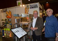 Piet Glasbeek van Machandel (rechts) laat zich door Gerrit Langeveld informeren over een verpakkingsmachine van LH Packaging.