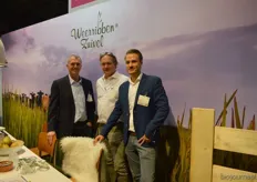 Wim Meure-Buren, Klaas de Lange en Thijs de Lange van Weerribben Zuivel, met achter hen de koeien die grazen in het natuurgebied Weerribben.