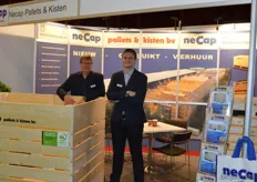 Mart en Piet Broers van pallet- en kistenhandel Necap toonden een robuuste kuubkist van PEFC gecertificeerd hout.