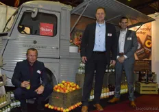 Remko Kempers, Bas Berenschot en Olaf Peters van Bickery Foods Group namen de bekende bus van De Olmenhof mee. Maar maakten ook ruimte voor Ombar chocolade.
