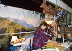 Marianne en Peter van den Bor (broer en zus) hebben een passie voor Zalm uit Alaska. Ook bij bezoekers vonden de hapjes gretig aftrek.