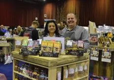 Raphaël Hannart (Happy People Planet) en Illiana Peralta (Tiwanaku) reden ruim 460 km vanuit Luxemburg om de chocoladeproducten en quinoa aan de bezoekers te presenteren.