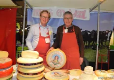 Jan Tenge en Gerard Lintjes presenteren de kazen van Kaasboerderij Ravenswaard. Goed nieuws: de oude kaas (1 jaar en 9 maanden gerijpt) is sinds kort weer beschikbaar.
