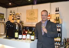 Michael van Dallen de Jel van The Green Wine Company schenkt een wijntje in.