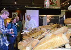 Uiteraard ligt er brood op de stand van Carl Siegert, waar Arthur Lieferink de bezoekers ontvangt.