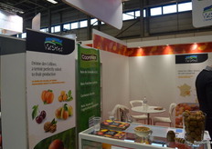 Christine Bonnet presenteert Coopenoix, een Frans bedrijf dat onder andere walnoten en biologisch hardfruit teelt in Grenoble. Even bescheiden als enthousiast heeft ze liever alleen de stand in beeld.