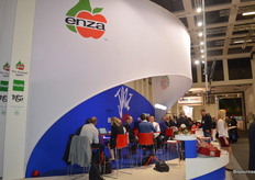 Enza laat het breed hangen.