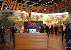 Ignacio Reparaz bij de grote stand van Dole.