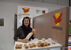 Carmen Roch Martinez toont één van de belangrijkste bio-producten van Imperio: knoflook.