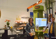 Pommily levert ongewassen biologische aardappelen die na de oogst ter plaatse verpakt worden. Vicky Leemans en Heero Gramsma poseren naast het assortiment.