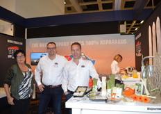 Voor Teboza staken Carien Oyer, Jan Muurmans en Will Teeuwen de grens over tussen Limburg en Duitland.