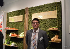 Om jaarrond biologische vollegrondsgroenten te kunnen leveren werkt BioWorld samen met het Spaanse Biomontana. Job van den Berg poseert voor beide bedrijven.