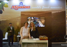 Ine Potting en Astrid verkondigen met de Mission het succes van biologische avocado's.