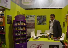 De heer Correia in de stand van Maison Roucadil, een Frans familiebedrijf dat Franse pruimen teelt en verkoopt.