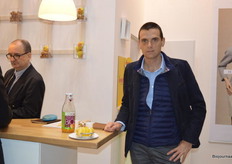 Nicolas Lambert van het Franse Perlim laat de nieuwste telgen zien in het bio-assortiment: Opalappelen en de sap waar steeds meer vraag naar is.