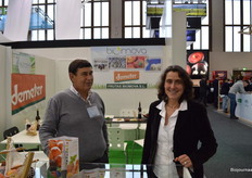 Biomova, hier gepresenteerd door Emilio Moreno Vaquera en de tolk, verhandelt vanuit Spanje biologisch steenfruit.