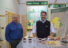 Miguel Gomez en Falko Alexander Schmidt in de stand van Greenfood. Het Spaanse bedrijf levert al tien jaar uitsluitend biologische AGF en richt zich sinds kort ook op de handel in zaden.
