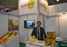 Agribio stak het bio-citrus in een nieuw jasje. Manuel Peris Mendoza toont het resultaat.