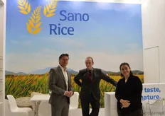 "Rob Scheepens, Peter Duivenkate en Ana Jiménez Aguilar bij SanoRice. Ze stonden in een compleet vernieuwde stand. Peter: "Dit past goed bij de groei die SanoRice doormaakt."
