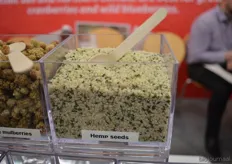 "Berrico introduceerde hennepzaaad op de BIOFACH. Foekje: "Dit is erg fris en daardoor bijvoorbeeld lekker in een salade. Ook kun je het door rijst of couscous mengen."