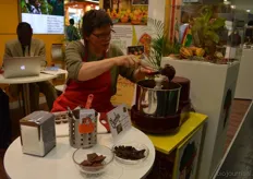 Ingrid van der Maat (vrouw van Boudewijn van Elzakker - Louis Bolk Instituut) maakte Nederlandse chocolade met cacaobonen uit Ghana.