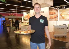 Koos Boertjens laat proeven van de quiches van Traîteur de Oorsprong. De Oorsprong presenteerde het nieuwe internationale merk: Origins of Food.
