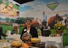 Marja Bastiaansen met de nieuwe jalapeño kruidenkaas. Op de foto links bovenin is de andere introductie te zien: drie soorten biologische brie met verschillende kruidenmengsels (Italiaanse kruiden, honing-klaver en wilde knoflook).