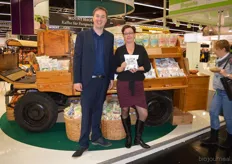 Pieterjan Kok en Janet Nuyten-Sijtsema met het nieuwste product in het assortiment van FZ Organic Food: popcorn.
