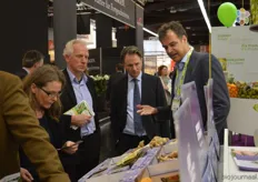 Renze Brouwer en Rob van Brouwershaven (directeur Plantaardige Agroketens & Voedselkwaliteit) van het ministerie van Economische Zaken krijgen van Gert Kögeler uitleg over het Nature&More-concept van Eosta.
