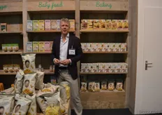 Albert de Hollander met andere producten uit assortiment van Joannusmolen, onder meer de Maïs Flips en Biobim.