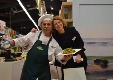 Felice Cicoria en Annemiek Flantua bij DO-IT. Felice maakte allerlei gerechten klaar met de producten van la BIO IDEA.