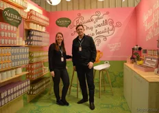 Organic Flavour Company stond voor het eerst met het theemerk Natural Temptation in Neurenberg. Dit is een serie feestelijke biologische theeën. Links Vendie Kroesbergen en rechts Ronald Bakker.